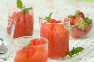 Drei Erdbeergranités