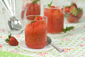 Granité mit Erdbeeren