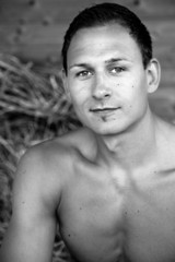 Mann sitzt im Stroh 159 sw