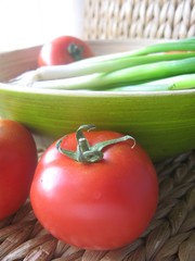 pomidor i zielona cebulka - obrazy, fototapety, plakaty