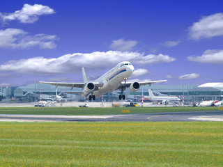 Fototapeta na wymiar Samolot startuje z pasa startowego, lotnisko Praha Ruzyne