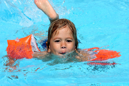 petit garçon apprenant à nager