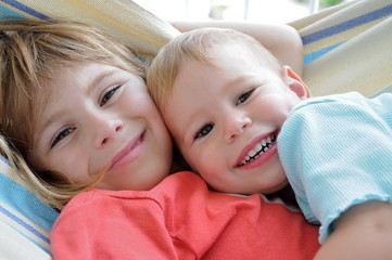 Schwestern in Hängematte