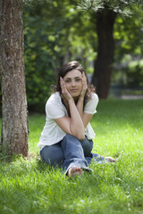 jeune fille romantique dans parc jardin