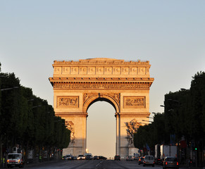 Fototapeta premium The Arc de Triomphe at sunrise