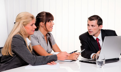 Erfolgreiches Team bei einem Meeting im Büro