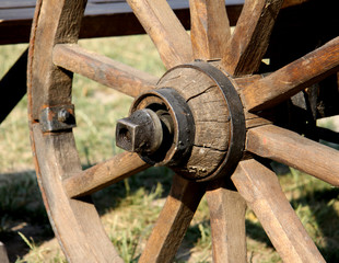 Holzrad an Wagen