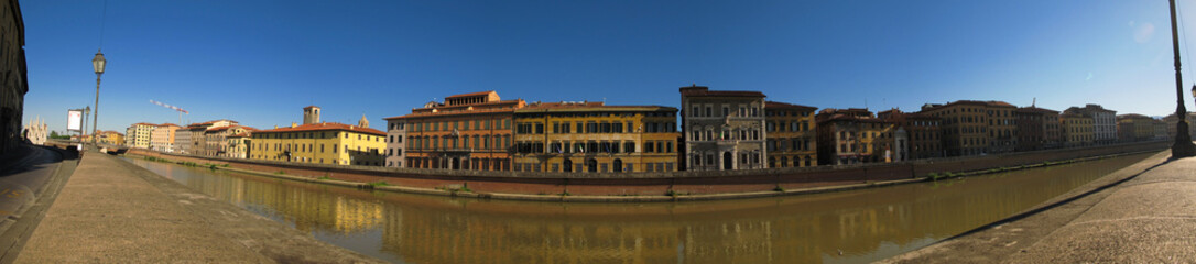 Fototapeta na wymiar panoramiczny widok na rzekę Arno w Pisa, Włochy