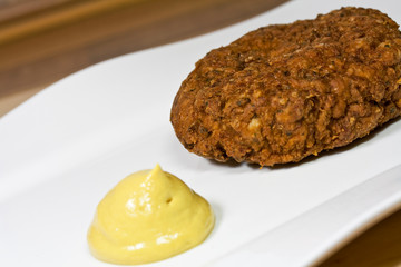 Frikadelle mit Senf
