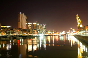Fototapeta premium Puerto Madero in Buenos Aires bei Nacht