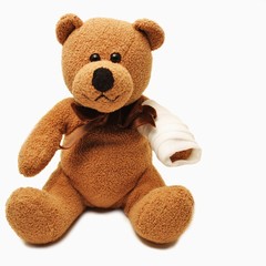 Teddy mit verletztem Arm