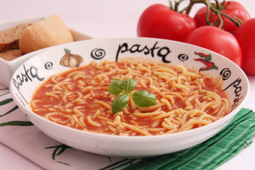 Nudeln mit Tomatensoße