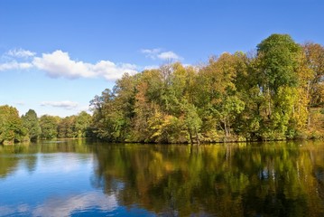 Fototapeta na wymiar jesień jezioro