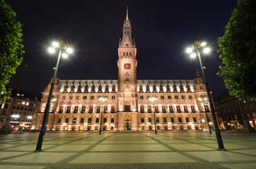 Das Hamburger Rathaus bei Nacht