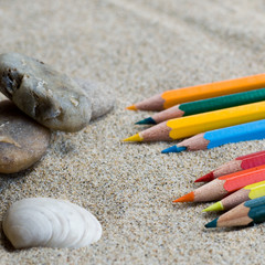 crayons de couleur sur la plage