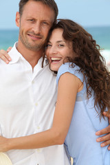 Obraz premium Couple walking on the beach
