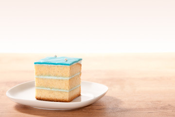 Kuchen auf dem Holz Tisch