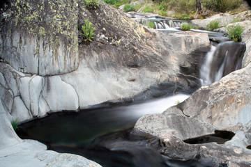 Arroyo entre peñas