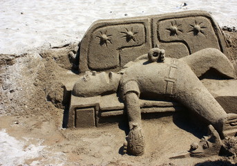 sculpture de sable sur plage - 24954580