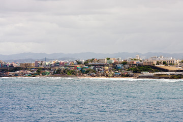 Fototapeta na wymiar Kolorowe budynki na wybrzeżu Puerto Rico