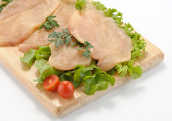 Pollo a fette sul tagliere