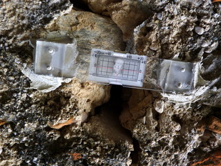 Mesure de l'écartement d'une fente dans un vieux mur -