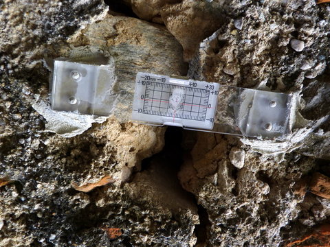Mesure de l'&eacute;cartement d'une fente dans un vieux mur -
