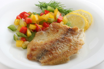 fried tilapia with cut pepper and lemon