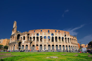 Fototapeta na wymiar Coliseo en un dia de cielo azul