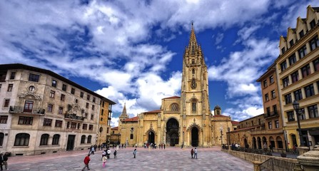 Fototapeta na wymiar Katedra w Oviedo, Asturia, Hiszpania