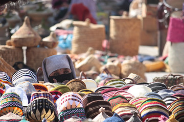 Venditrice di cappelli a Marrakesh