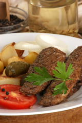 Bratkartoffeln mit Brathering serviert