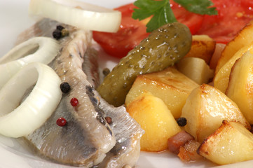 Bratkartoffeln mit Matjes serviert