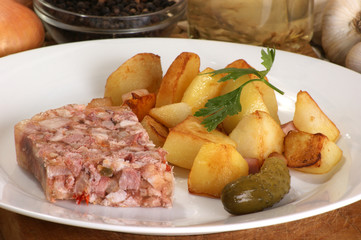 Bratkartoffeln mit Sülze serviert