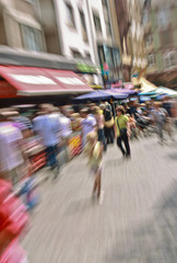 Frau beim Bummeln in Gro&szlig;stadt