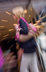 Junge Frau beim Shoppen in der Stadt