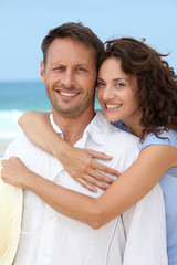 Obraz premium Couple walking on the beach