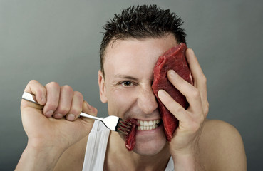 Fleisch Rump Steak  biting man