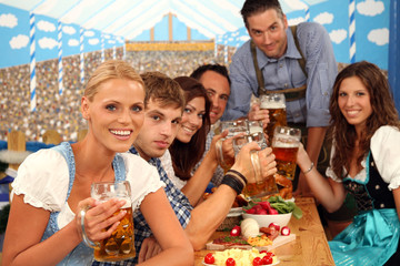 Oktoberfest und Anstoßen
