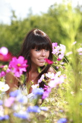 jeune femme dans un champs de fleurs