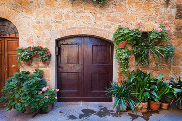 Fototapeta na wymiar Drzwi szczegółowo od średniowiecznego Pienza mieście we Włoszech