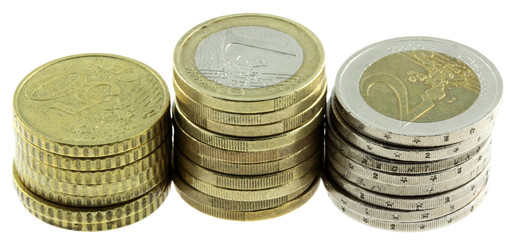 piles de pièces euros, fond blanc