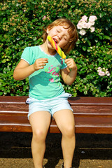 young girl eating ice cream - obrazy, fototapety, plakaty