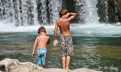 enfants et cascade