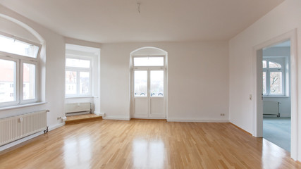 Fototapeta na wymiar pusta przestrzeń mieszkalna na poddaszu