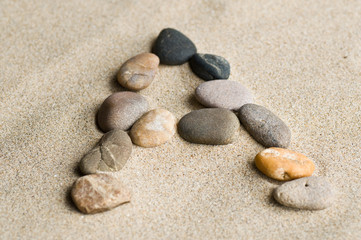 Fototapeta na wymiar List zen kamienie na piasku