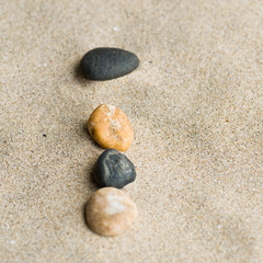 Fototapeta na wymiar lettre I en galets zen dans le sable