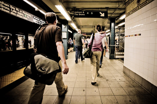 Passanten an einer U-Bahn Station in New York City