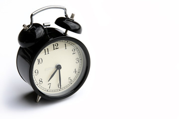 sveglia nera su fondo bianco