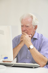 Fototapeta premium Senior am Computer